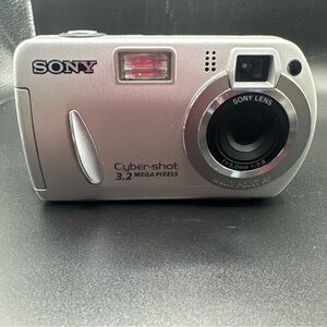 VNTG Sony Cyber-shot DSC-P32 Digital Camera 3.2MP Silver No SD Card Or Batteries